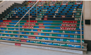 Schody „Słuchaj Serca. Lecz otyłość” – jeden z tegorocznych symboli kampanii „Porozmawiajmy szczerze o otyłości”